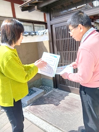 新聞とチラシの回覧・全戸配布の様子