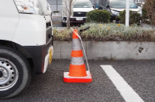 カラーコーンと表示板の写真3