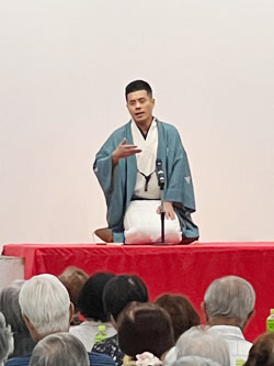 落語家 桂三語さんが高座で落語を披露している様子 