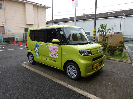 黄緑色の軽自動車。ふくちゃんのイラストがプリントされています。