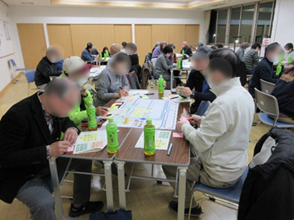 各テーブルでグループごとの話し合いが行われています。