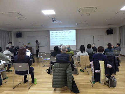 講師1名で、幅広い参加者がプロジェクターでの講義を受けています。