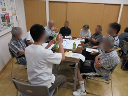 各テーブルでグルー0プごとの話し合いが行われています。