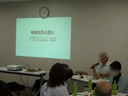 前方のプロジェクターで説明している講師の話を聞いています。